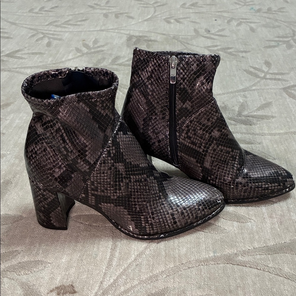 Marc Fisher 7.5 Dyvine Black Gray Snakeskin Pattern Ankle Boots